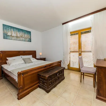 Helena Apartment *